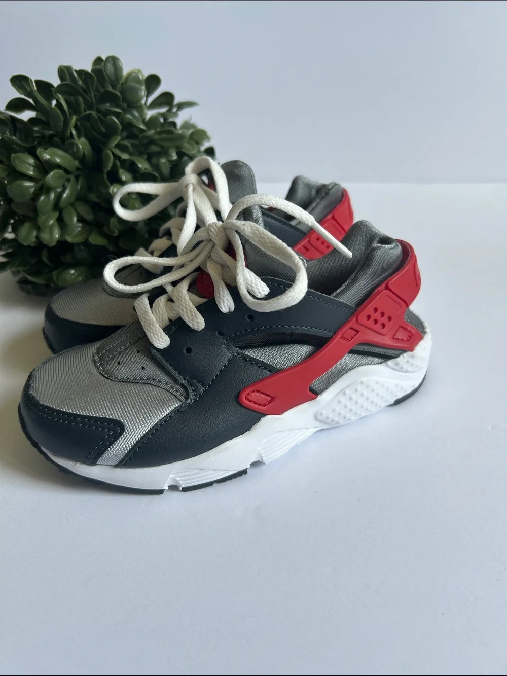 Nike Kids Huarache in Gray, White & Red - Low-Top Active Shoes